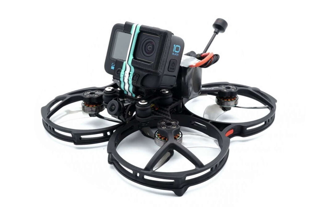 FPV-Racing-Drohne mit montierter Action-Kamera auf weißem Hintergrund